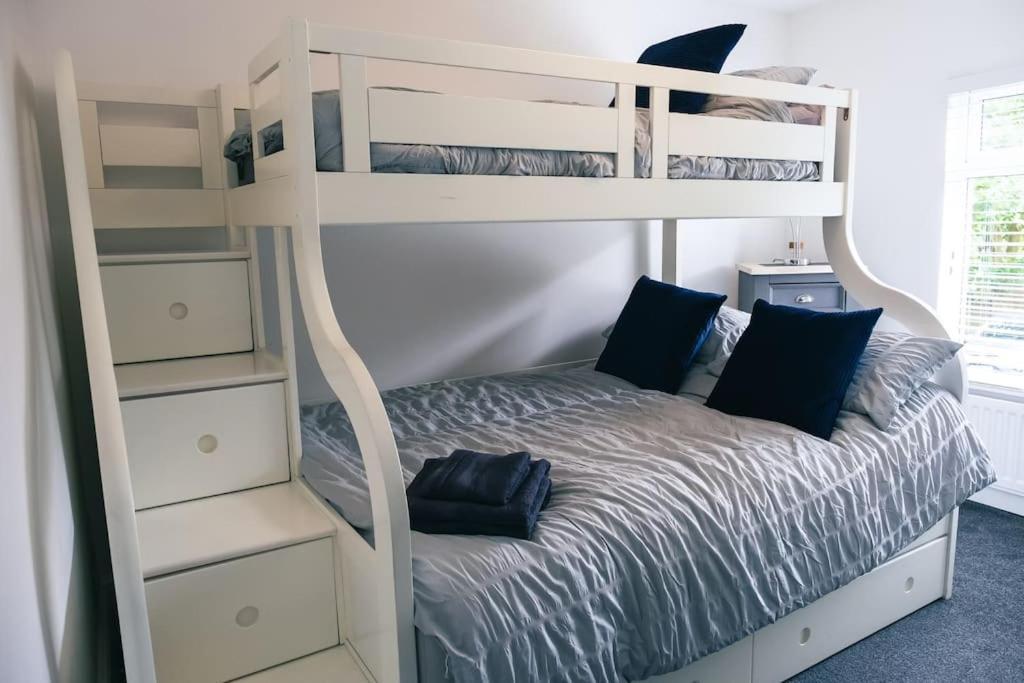 Cheadle Haven: 4-Bedroom Retreat Near Alton Towers Exterior photo