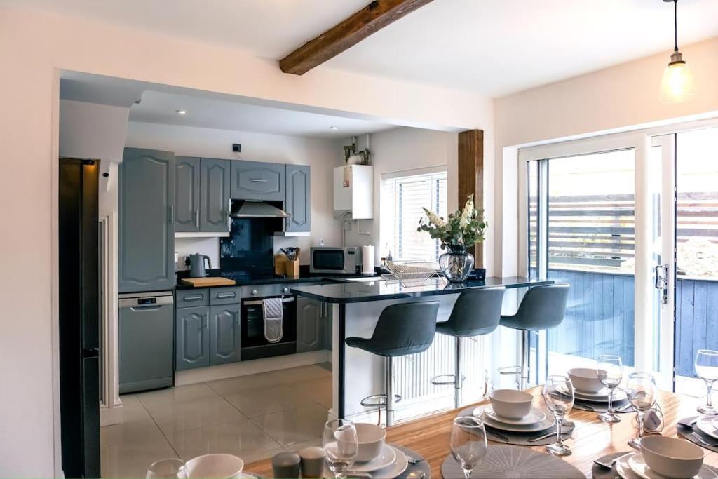 Cheadle Haven: 4-Bedroom Retreat Near Alton Towers Exterior photo